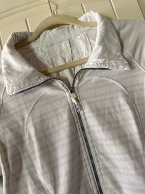 Lululemon Forme Jacket.        Twin Stripe Nimbus/White